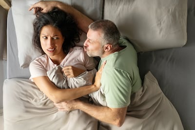 Pareja cansada en la cama, imagen ilustrativa.