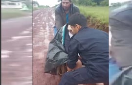 El paciente tuvo que ser arrastrado con su silla de rueda.