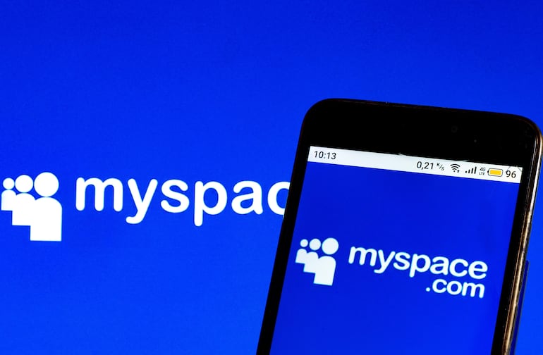 Teléfono móvil exhibiendo el logotipo de MySpace sobre un fondo azul, sin personas presentes.
