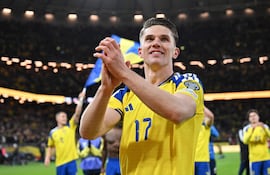 El delantero sueco número 17, Viktor Gyokeres, celebra la victoria por 3-2 en la final de clasificación europea para la Copa Mundial de la FIFA 2026 entre Suecia y Polonia.
