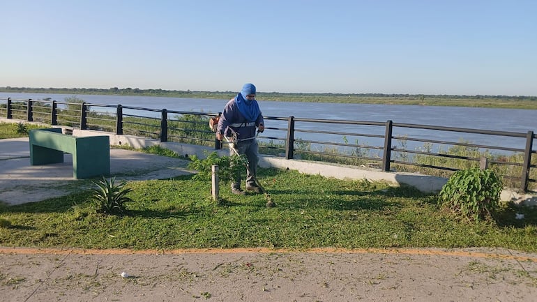 Tras reclamos, municipalidad inicia limpieza de la Costanera Sur