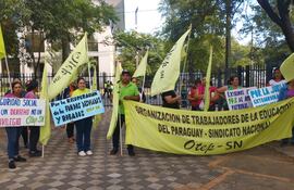 Docentes ya se encuentran en la plaza frente al Congreso.