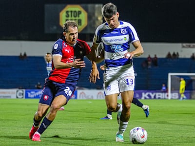 Robert Piris da Motta intenta frenar la proyección de César Castro, durante el partido de la primera rueda desarrollado en Pedro Juan Caballero, con victoria del 2 de Mayo sobre Cerro Porteño por 2-1.