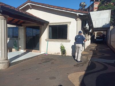 Los intervinientes allanaron la vivienda de la víctima en busca de evidencias.