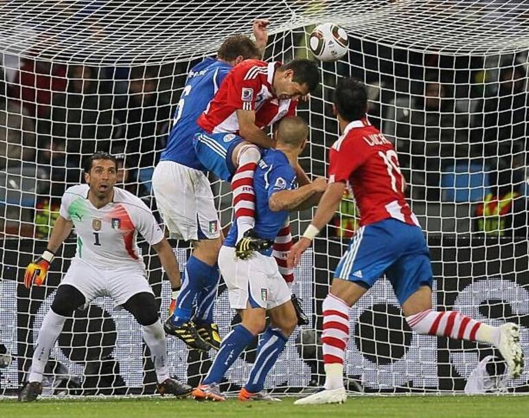 El zaguero central paraguayo, Antolín Alcaraz se eleva para conectar el cabezazo que terminó siento el tanto de apertura en el estreno albirrojo en el Mundial Sudáfrica 2010 ante la selección de Italia.