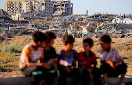 Niños sentados cerca del campamento de refugiados de Nuseirat, en la zona central de la Franja de Gaza.