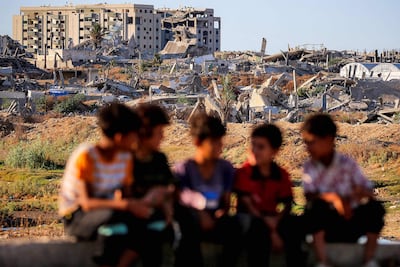 Niños sentados cerca del campamento de refugiados de Nuseirat, en la zona central de la Franja de Gaza.