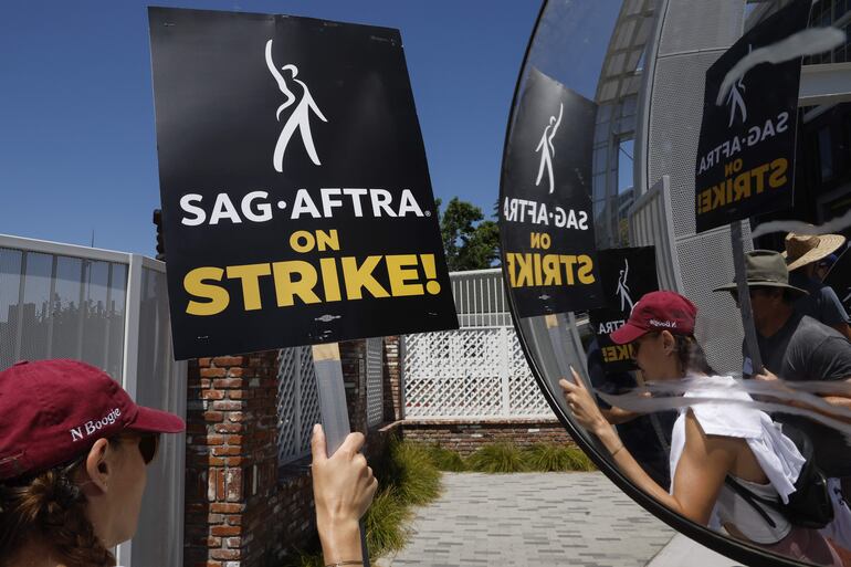 Miembros del Sindicato de Actores protestan fuera de la sede de Amazon Studios en Culver City, California, el pasado martes.
