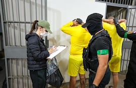 Momento en el que los oficiales encargados controlan y anotan lo hallado en las celdas.