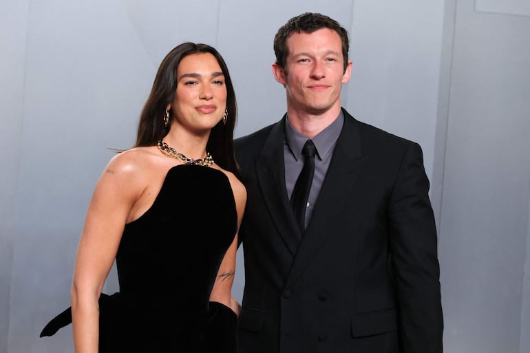La cantante y compositora inglesa Dua Lipa y el actor británico Callum Turner asistieron a la fiesta de los Óscar de Vanity Fair en el Museo de Arte del Condado de Los Ángeles (LACMA) en Los Ángeles. (Jean Baptiste Lacroix / AFP)