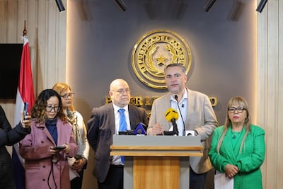 El senador Ever Villalba (PLRA), acompañado de la vicepresidenta del PLRA, Alba Talavera (izq.) y del otro costado el informático Luis Fretes junto a dirigentes de otros movimientos internos.