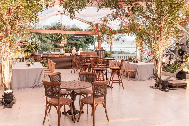 Una selección de flores y plantas naturales adornaron el exterior de Casa Puente.