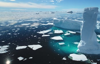 Derretimiento de iceberg en el océano helado del Ártico.