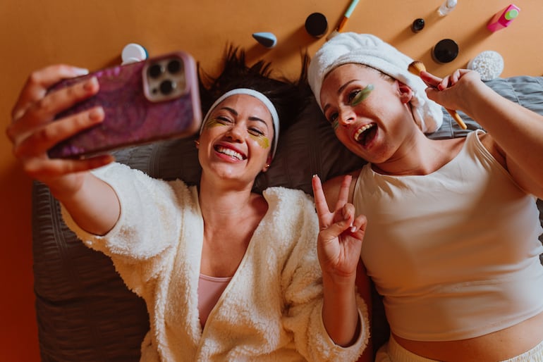 Vínculo entre mujeres. ¿Es amistad o amor?