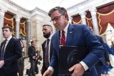 El presidente republicano de la Cámara de Representantes, Mike Johnson, se retira tras hablar con la prensa luego de la aprobación en la Cámara de un paquete de financiación para la reapertura del gobierno estadounidense en el Capitolio de los Estados Unidos en Washington.