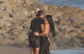 Lewis Hamilton y Kim Kardashian en las playas de Malibú en una imagen publicada por TMZ en su cuenta de Instagram.
