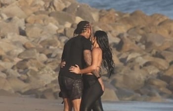 Lewis Hamilton y Kim Kardashian en las playas de Malibú en una imagen publicada por TMZ en su cuenta de Instagram.
