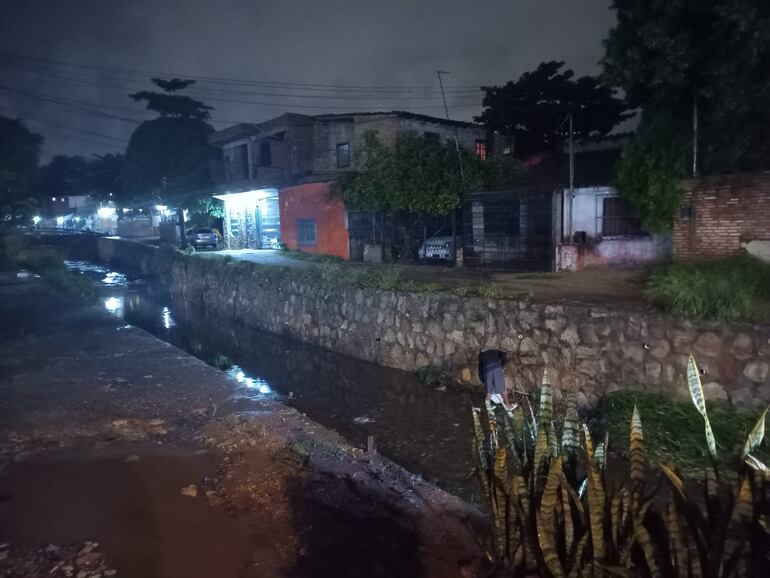 Una conductora cayó con su vehículo a un canal de desagüe pluvial en el Bañado Tacumbú.
