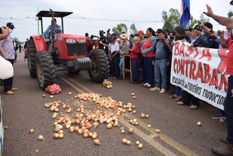 Los productores se quejan de que cada año deben salir a realizar cierres de ruta para conseguir mercado, pero la situación empeoró, ya que ahora ni siquiera logran comercializar sus productos.