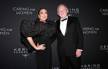 Salma Hayek y el empresario francés François-Henri Pinault llegando a la quinta edición de la cena anual «Caring for Women» de la Fundación Kering. (Leonardo MUNOZ / AFP)