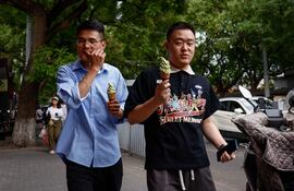 Ciudadanos en Pekín con helados ante las altas temperaturas.