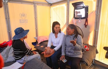 Fotografía cedida por la Presidencia de Perú que muestra a la mandataria, Keiko Fujimori, hablando con personas durante una visita al distrito de Chongos Bajo este viernes, afectada el pasado 18 de julio por un sismo de magnitud 5,1 que dejó 5 fallecidos, más de 30 heridos, cientos de damnificados y cuantiosos daños materiales, en Chupaca (Perú).