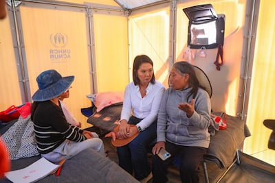 Fotografía cedida por la Presidencia de Perú que muestra a la mandataria, Keiko Fujimori, hablando con personas durante una visita al distrito de Chongos Bajo este viernes, afectada el pasado 18 de julio por un sismo de magnitud 5,1 que dejó 5 fallecidos, más de 30 heridos, cientos de damnificados y cuantiosos daños materiales, en Chupaca (Perú).