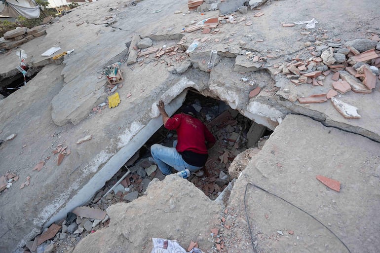 Una persona busca en los escombros de un edificio este lunes, en La Guaira (Venezuela). Los trabajos de rescatistas nacionales y extranjeros continuan, principalmente, entre las ruinas de edificaciones del estado costero de La Guaira (norte, aledaño a Caracas), la zona cero de la devastación por los sismos de magnitud 7,2 y 7,5 del pasado miércoles y donde están instalados centros logísticos de los equipos internacionales. 