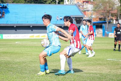 Cristian Medina, autor del primer gol de Resistencia, intenta cubrir el balón ante la presión de Nery Bareiro, durante el partido celebrado este sábado en la Chacarita, con marcador igualado 2-2.