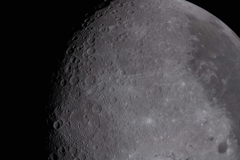 Una foto distribuida por la NASA muestra múltiples formaciones destacadas de la superficie lunar observadas durante el sobrevuelo de la Luna realizado por la tripulación de la misión Artemis II el 6 de abril de 2026.