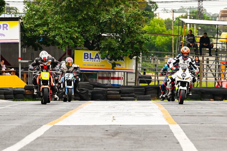 Los competidores en línea de partida antes del inicio de una de las carreras.