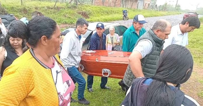 Durante el sepelio de la joven victima de feminicidio los allegados cuestionaron a la actuación de la Justicia