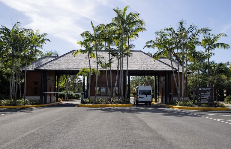 Ingreso al condominio de residencias donde se encuentra la villa del cantante español Julio Iglesias este miércoles, en Punta Cana (República Dominicana). 