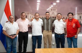 Reunión de la dirigencia del Movimiento Honor Colorado del departamento de Misiones con el presidente de la República, Santiago Peña.