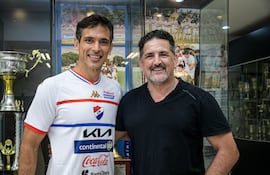 El experimentado delantero, Roque Santa Cruz posando con la camiseta tricolor en compañía del presidente de Nacional, Enrique Sánchez.