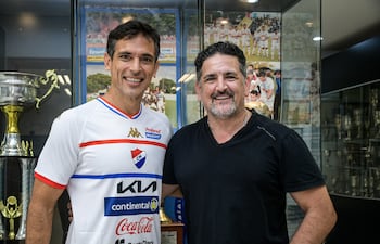 El experimentado delantero, Roque Santa Cruz posando con la camiseta tricolor en compañía del presidente de Nacional, Enrique Sánchez.