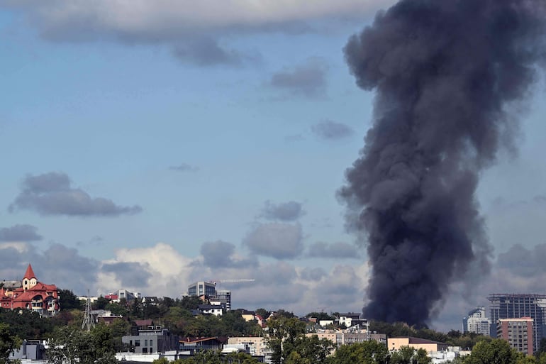 Una columna de humo sobre Kiev luego de un ataque ruso este miércoles.