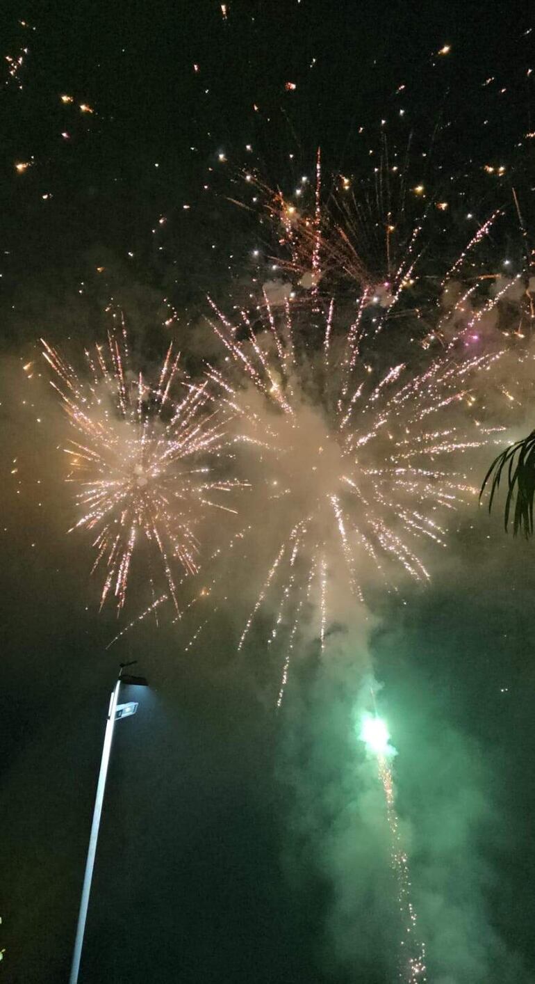 El impresionante show de fuegos artificiales duró durante aproximadamente 10 minutos. 