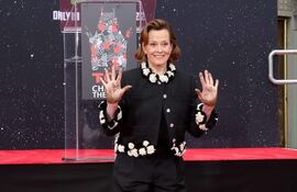 Sigourney Weaver, feliz en la Ceremonia de Huellas de Manos y Pies en su honor en el Teatro Chino TCL en Hollywood, California. (Kevin Winter/Getty Images/AFP)
