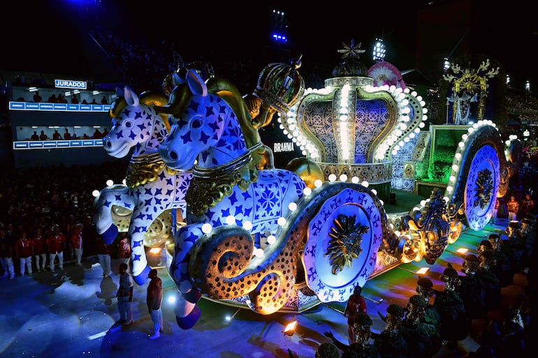 Una de las carrozas de Salgueiro frente al palco de jurados en la última noche del Carnaval.
