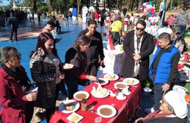 Los miembros del jurado degustando el reviro con soyo en uno de los stands.