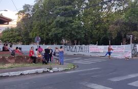 Manifestación de vecinos frente a la plaza Naciones Unidas del barrio Mburicaó.