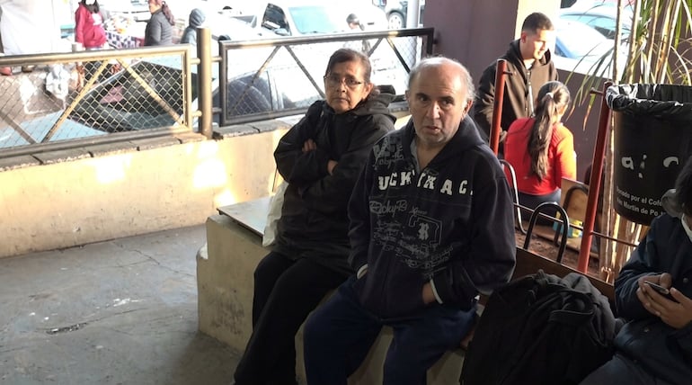 Mañana tras mañana, las salas de espera del Hospital Distrital de Ñemby se ven sobrepasadas.