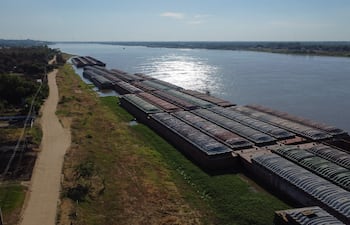 Toma aérea de un astillero sobre el río Paraguay, en el Banco San Miguel, en Asunción.