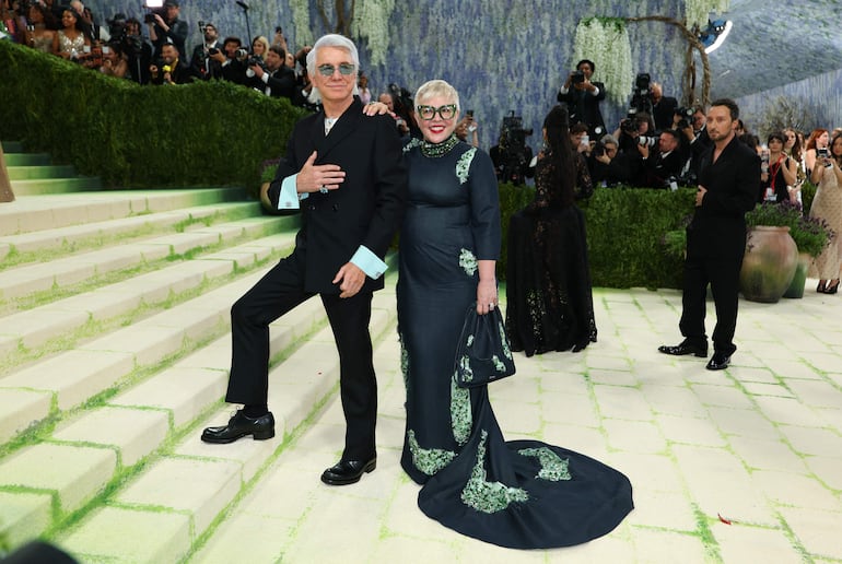 El escritor australiano Baz Luhrmann y la diseñadora de producción australiana Catherine Martin llegando a la Met Gala 2026. (ANGELA WEISS / AFP)