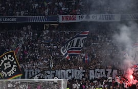 “Stop genocide à Gaza”, se leyó en la pancarta con letras blancas y fondo negro.