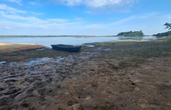 Crisis hídrica y presencia de algas en el río Paraná generan preocupación en el sector turístico de Ayolas.