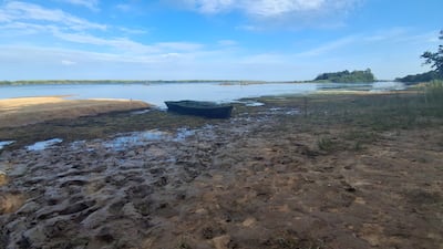 Crisis hídrica y presencia de algas en el río Paraná generan preocupación en el sector turístico de Ayolas.