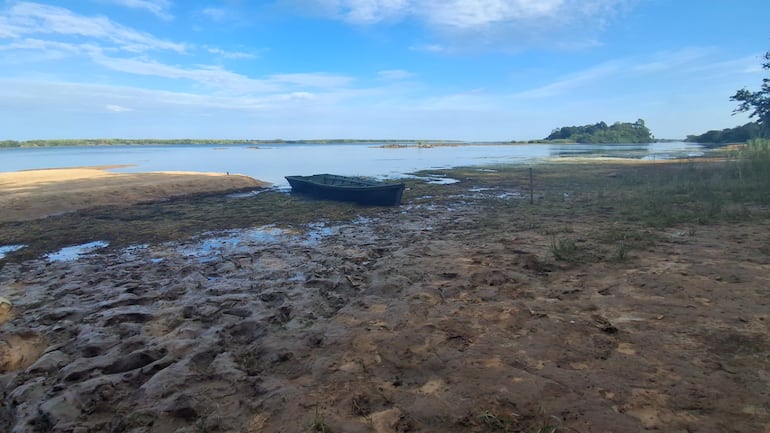 Crisis hídrica y presencia de algas en el río Paraná generan preocupación en el sector turístico de Ayolas.