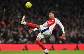 Arsenal's Brazilian defender #06 Gabriel Magalhaes controls the ball during the English League Cup semi-final first leg football match between Arsenal and Newcastle United at the Emirates Stadium, in London on January 7, 2025. (Photo by Glyn KIRK / AFP) / RESTRICTED TO EDITORIAL USE. No use with unauthorized audio, video, data, fixture lists, club/league logos or 'live' services. Online in-match use limited to 120 images. An additional 40 images may be used in extra time. No video emulation. Social media in-match use limited to 120 images. An additional 40 images may be used in extra time. No use in betting publications, games or single club/league/player publications. /